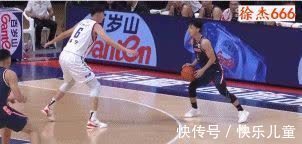 徐杰|真是徐中锋!徐杰12投10中砍下26分,有谁留意他从易建联手上抢走篮板