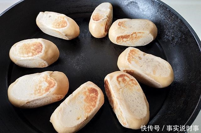 春天最该吃的小点心，不用烤箱直接烙，又酥又甜，我家隔三差五做