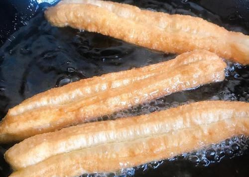 家常版炸油条的做法，掌握小技巧，个个蓬松酥脆，放凉了也不会硬