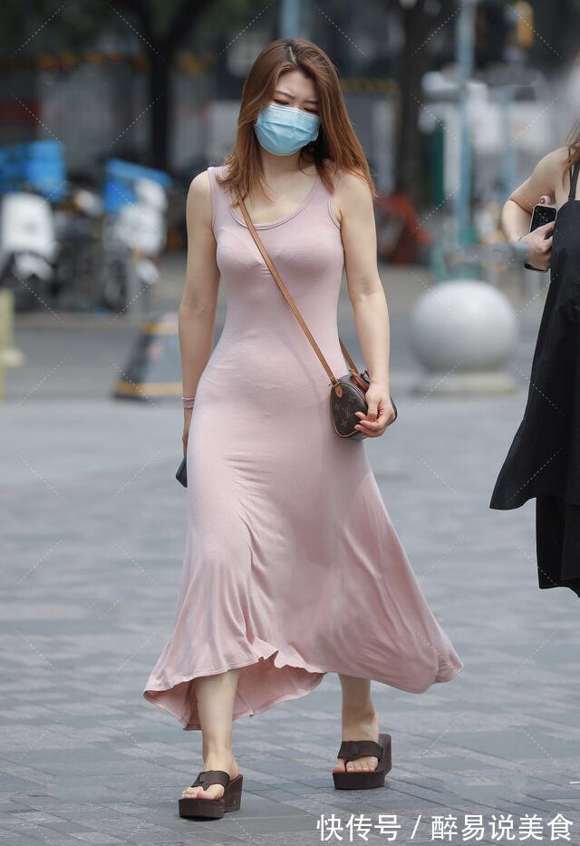 纯色 肉粉色棉质长裙搭配棕色斜挎包,性感成熟,端庄大气