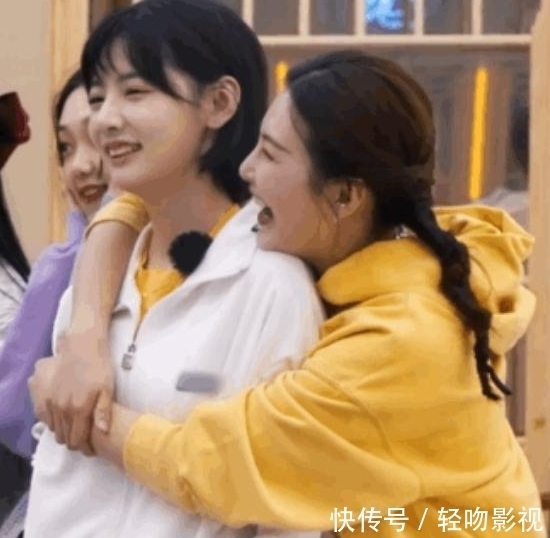 赵粤爬床睡觉,脚上毛绒袜子的颜色抢镜,观众们忍不住吐槽:这是多久没洗了?