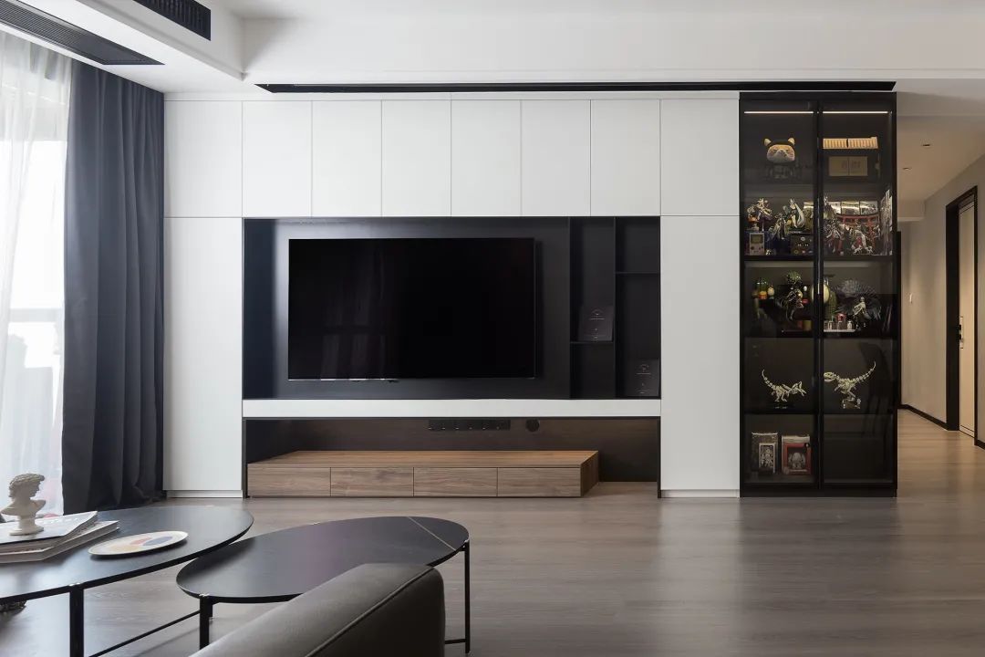 布置|125㎡现代黑白灰+木质感,简雅舒适无主灯,品质生活好自然