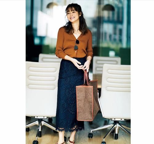 女人过了四十岁穿衣没头绪？蕾丝半身裙来几条，时尚又有女人味