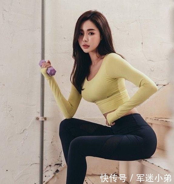 颜值|紧身打底裤颜值很高的美女,穿搭性感,尽显熟女气质