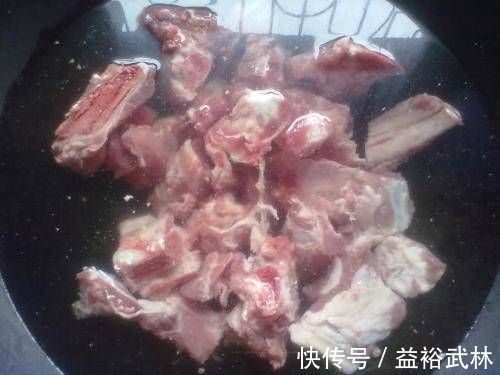 焯水|排骨焯水时，用冷水还是热水？许多人都弄错了，难怪肉质会柴