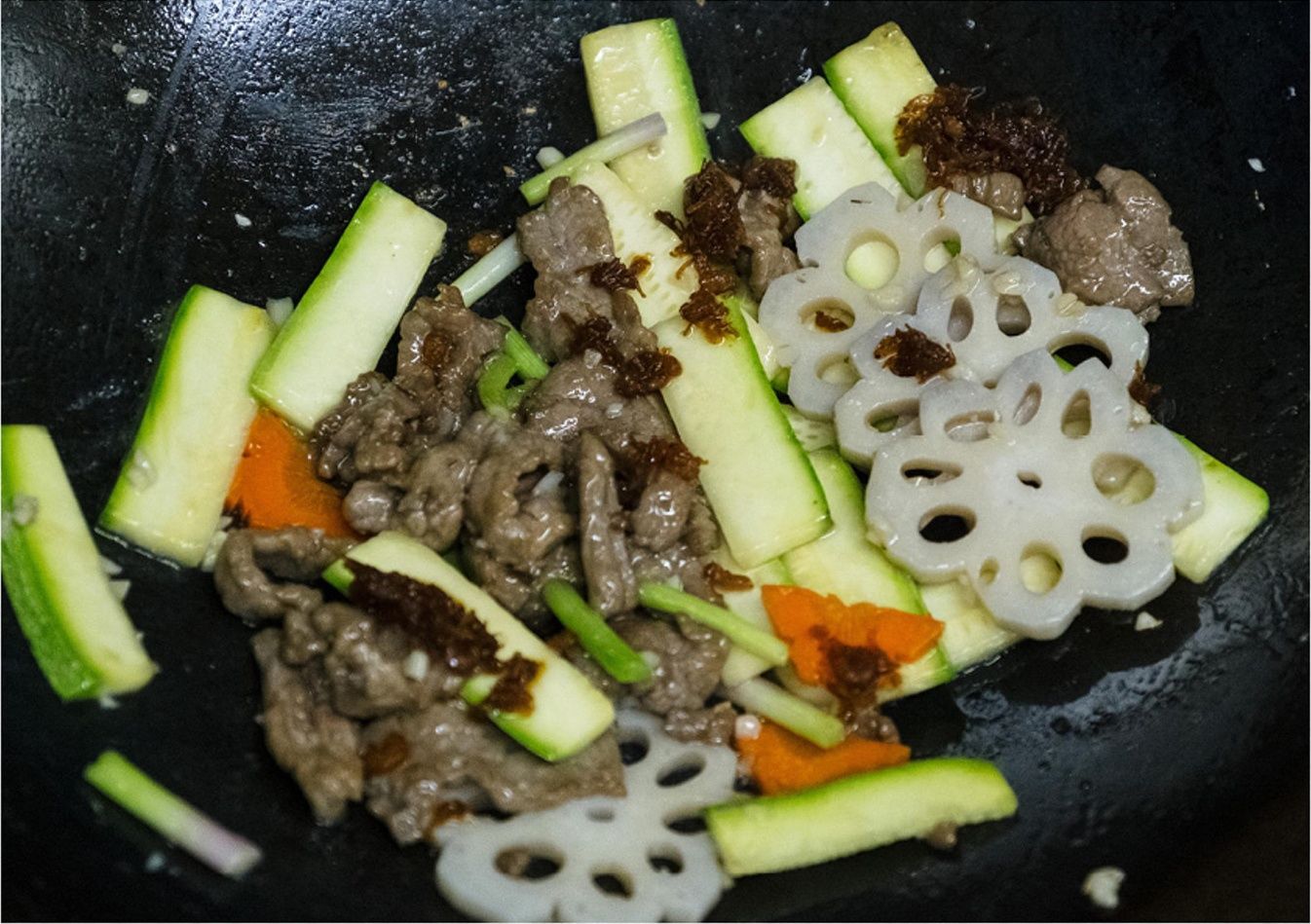 腌牛肉|牛肉又老又硬，因为你只会加生粉，大厨一招就把牛肉变得又嫩又滑