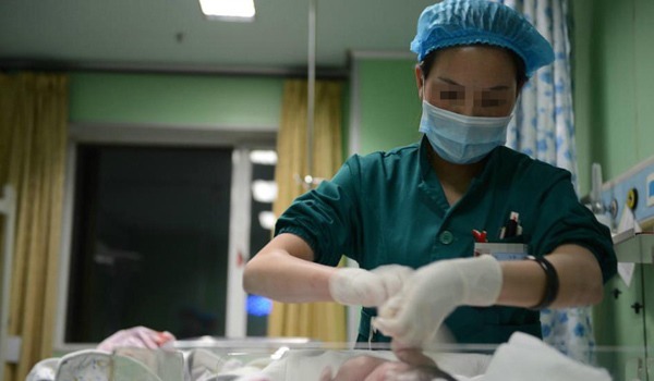 宝妈|宝妈剖腹产下龙凤胎,出产房时却只看到男宝,知道原因后悲痛欲绝