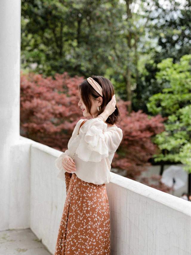 搭配|碎花裙在秋天没过时，依然很好看，搭配一件外套温柔优雅又有气质