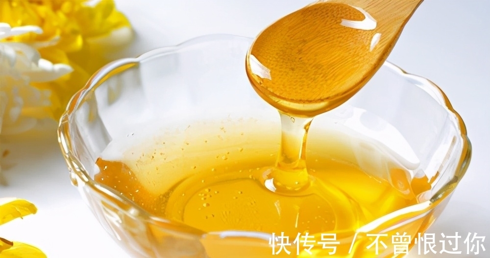 草丛|草窝钓鱼不方便打窝,蚯蚓蜂蜜加酒米,不用打窝也能钓上大板鲫