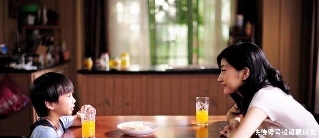 椅子|一节车厢两个孩子,却展示了不同的家教,未来早已经一目了然!