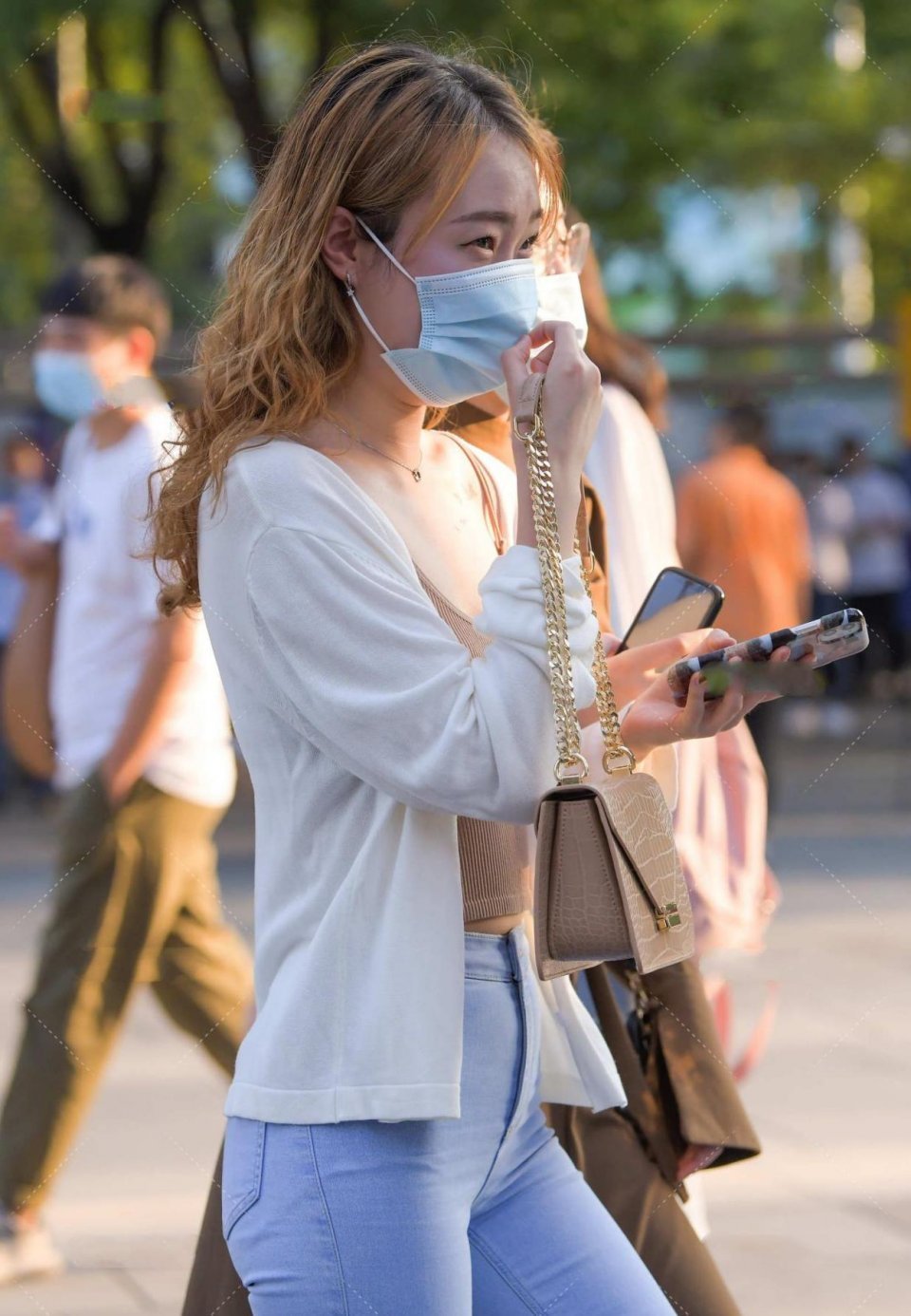 外衣|美女街拍:贵妇真会“过日子”,要是我老婆,这辈子我一定会好好对待她