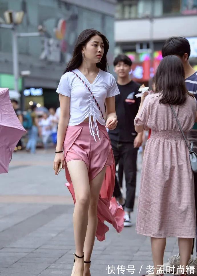 时尚 街拍:时尚潮流女装,穿搭红色裙子的女子,潇洒的走太漂亮了