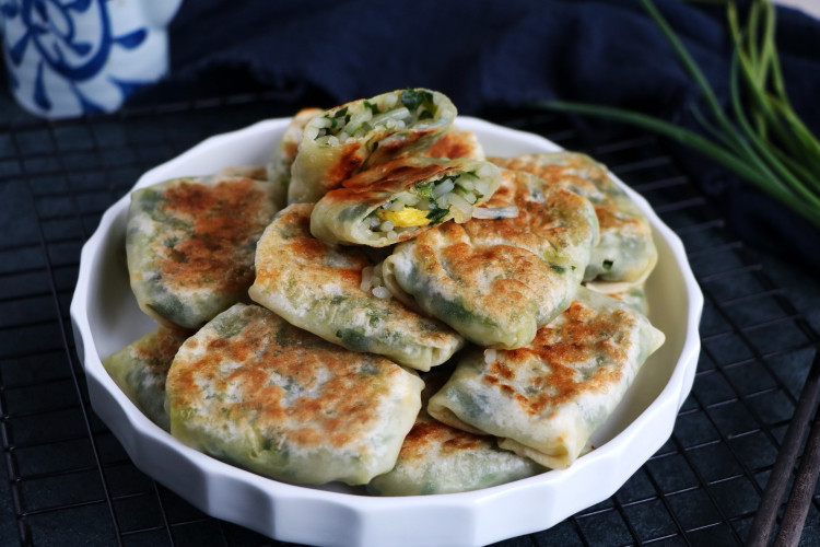 好吃|一把韭菜5斤饺子皮,做懒人早餐,比韭菜盒子好吃,一口气吃10个