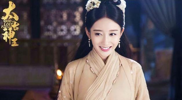 她因長得太美,在《非誠勿擾》觀眾席被星探發(fā)掘,搖身一變成明星