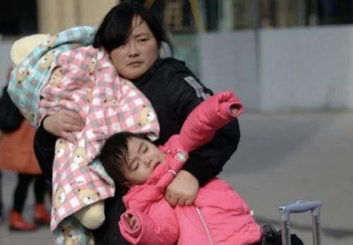 二宝|哥哥“逗”刚出生的妹妹,妹妹哭了起来,妈妈走近一看气的不行