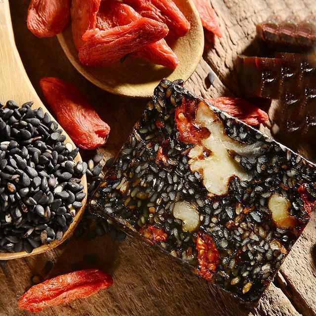 女人|女人不想老，想皮肤白净有弹性，就常吃这几种不起眼的食物