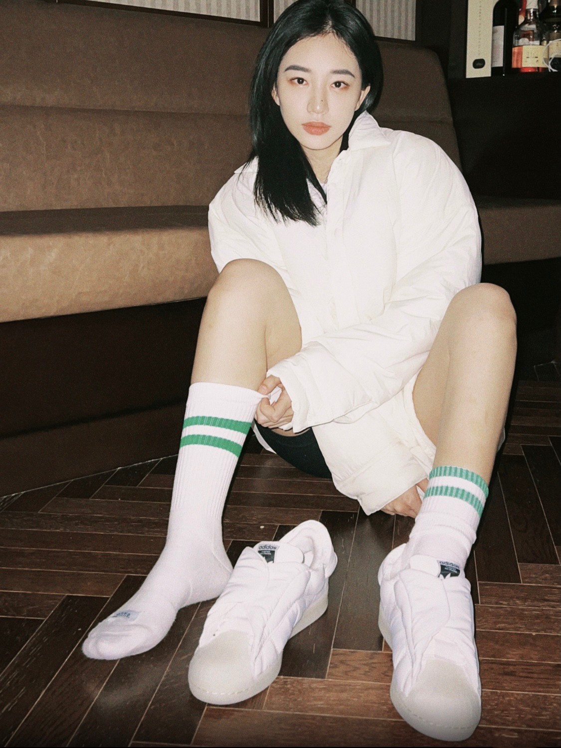 gin天太冷, 阿迪给鞋都穿上棉袄了! 小姐姐露腿穿真白啊!