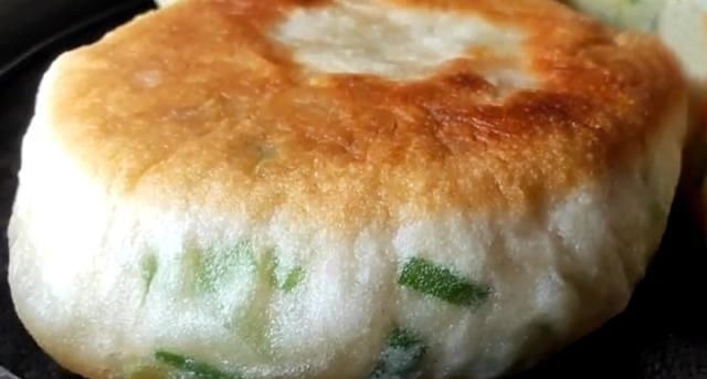 妈妈这样烙饼,不用揉面,筷子一搅,蓬松又暄软,比面包松软