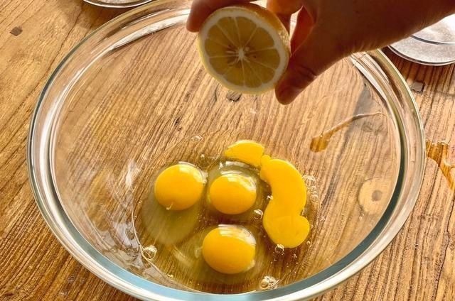 电饭锅蛋糕怎么不湿不粘还蓬松，配方和雷点依次总结，想失败都难