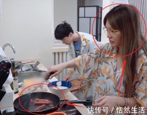 做飯|本以為劉雨昕的糖醋排骨夠黑暗了，看到周揚青煎的香腸，災難現場！