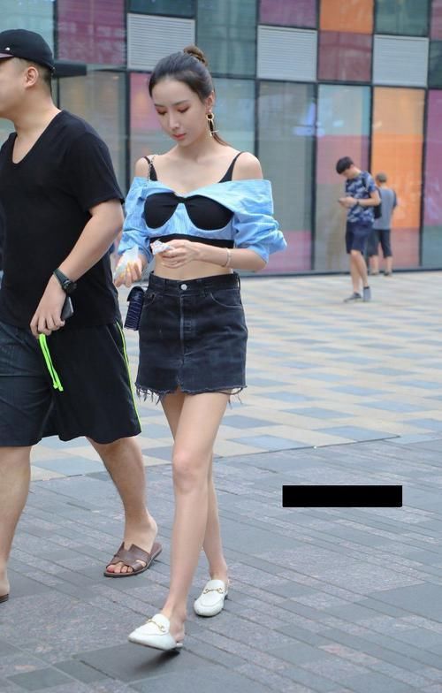 小姐姐|路人街拍骨感身材的清凉小姐姐,这衣服是穿反了吗