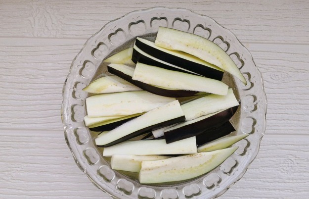 做蒸茄子，切开后不要直接蒸，学会1招，茄子不变色，好看又好吃