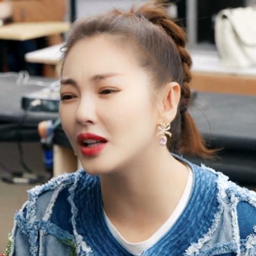 所有人都带妆录制，唯独她一个人搞特殊，张雨绮对她翻了3次白眼