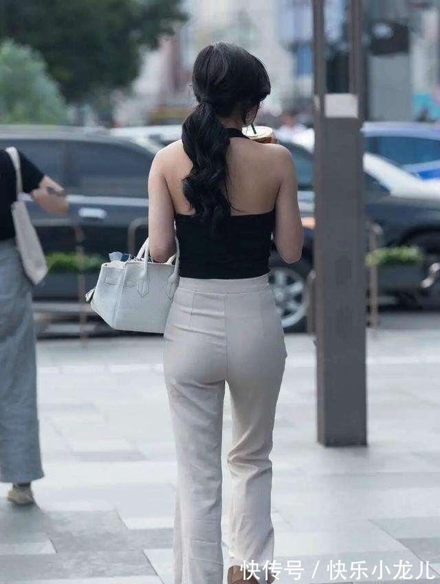 半裤 黑色系脖款吊带搭配白色高腰阔腿裤,修饰腿型,青春靓丽