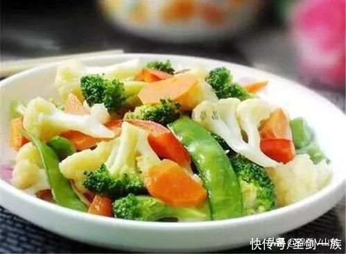 星爷真会享受,一起床就跳进泳池里,美女在旁边帮洗漱