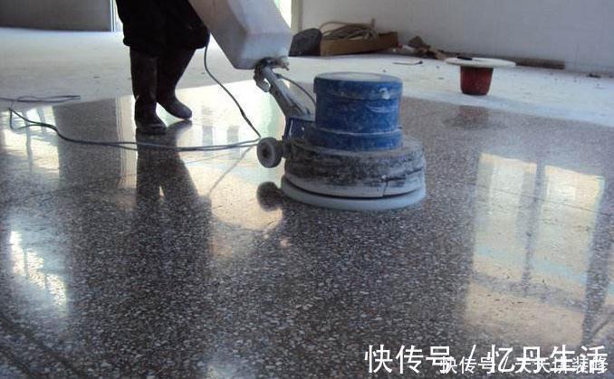 地板|新房装修,客厅万万别贴瓷砖地板了,如今流行这样设计,太聪明了