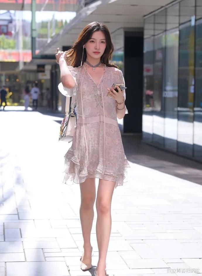 浅色时尚碎花裙，搭配白色小背包，穿出满满的淑女范