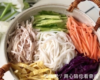 鸡胸肉|适合夏天的五彩凉拌鸡丝鱼面，低脂低卡，清爽好吃不油腻