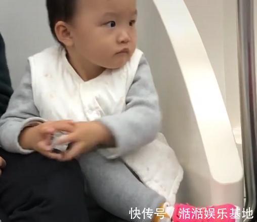 萌娃|“老干部奶奶”带娃坐地铁火了,萌娃“端手”的姿势模仿到了精髓