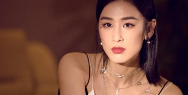 有種“舞臺(tái)裝”叫黃圣依的褲子,明明穿的有,看著卻像沒(méi)穿一樣