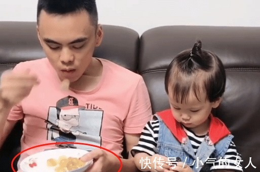 偷吃|奶爸趁娃不注意“偷吃”,萌娃发现后“给一巴掌”的反应绝了