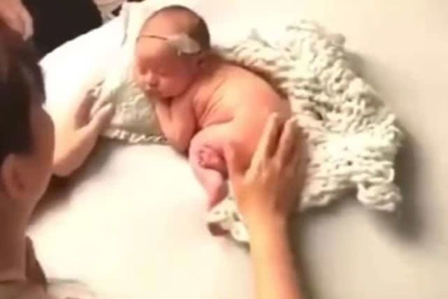 宝宝拍满月照睡着了,突然一声巨响,尴尬了