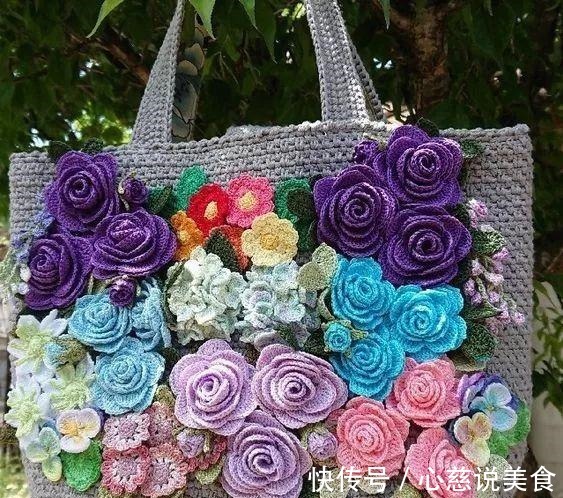 包包$55款超美的钩花包包,只要会钩不同的花,拼缝在一起,就能做出