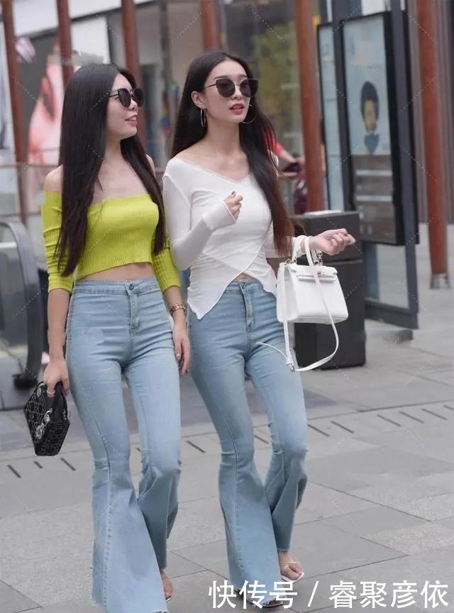 浅蓝色喇叭裤配个性上衣的穿搭,彰显性感之余又温柔优雅