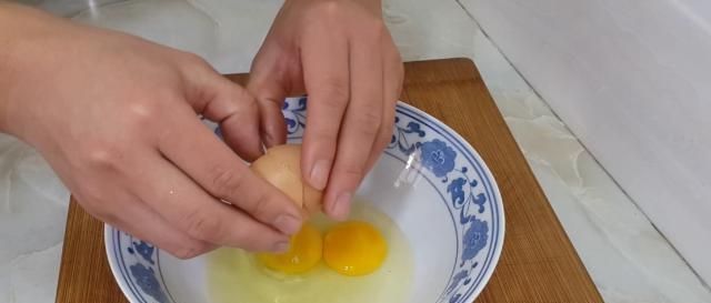 超香玉米饼|3勺玉米面，4个鸡蛋，教你简单一做，比蛋糕做法简单，比面包好吃