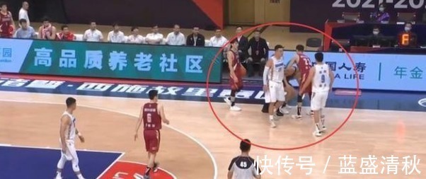 雅尼斯|严惩翟晓川,2.5秒撞飞朱旭航+二次挑衅,慢镜头一幕让人心都凉了!