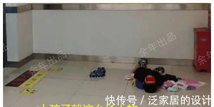 廊坊|河北一年轻妈妈，常年带俩孩子睡商场电梯间，“带孩子见见世面”