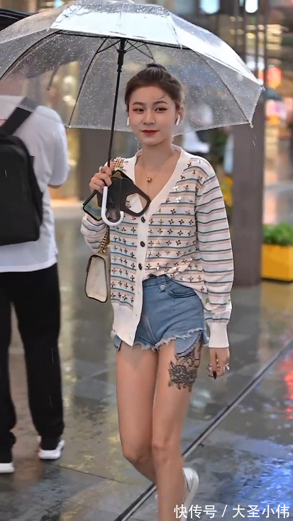 锁骨|美女街拍:白色针织衫+牛仔短裤,展示出小姐姐无尽好气质,锁骨迷人有魅力