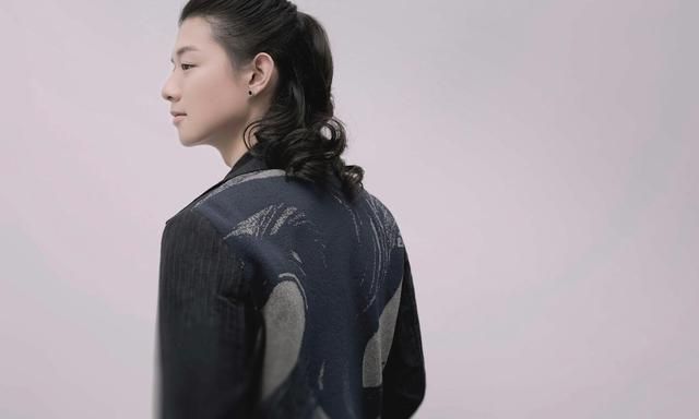 男生长头发的发型怎么留好看?烫头扎发编发,慵懒随性文艺范十足