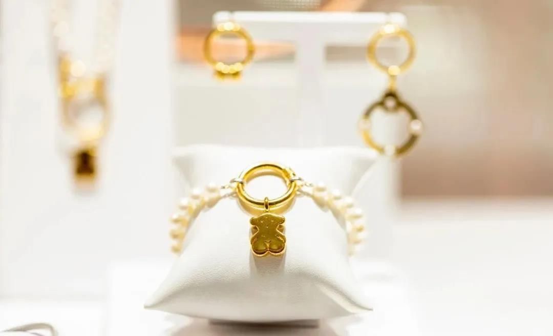 最前线|直播间狂卖1.5亿,谁在撑起千亿珠宝市场?