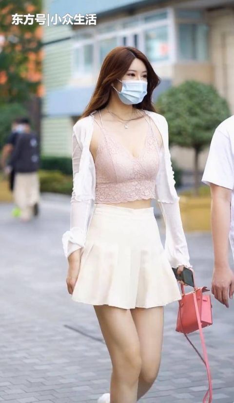 街拍这么学院风的纯白A字裙,看一个背影都难以忘怀