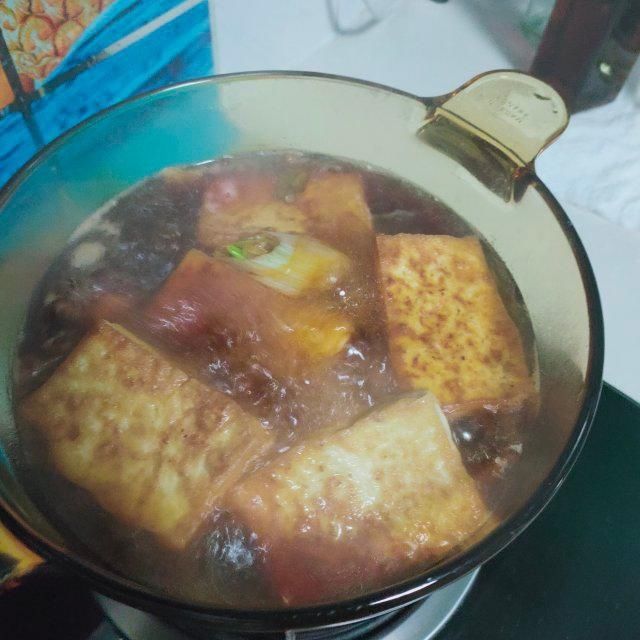 煎豆腐卤鸡翅根，豆腐吸饱了汤汁，满屋子都是香味