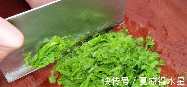 韭菜|三伏天，用它包饺子，鲜嫩营养，比韭菜白菜更香，经常上火要多吃！
