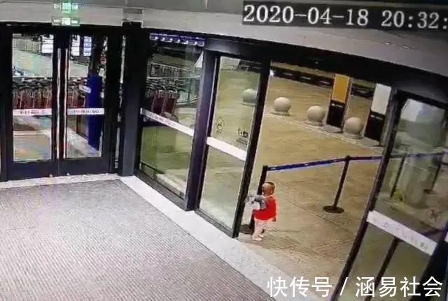 老师|4岁女娃在幼儿园3天无人来接,老师打开书包后看红了眼