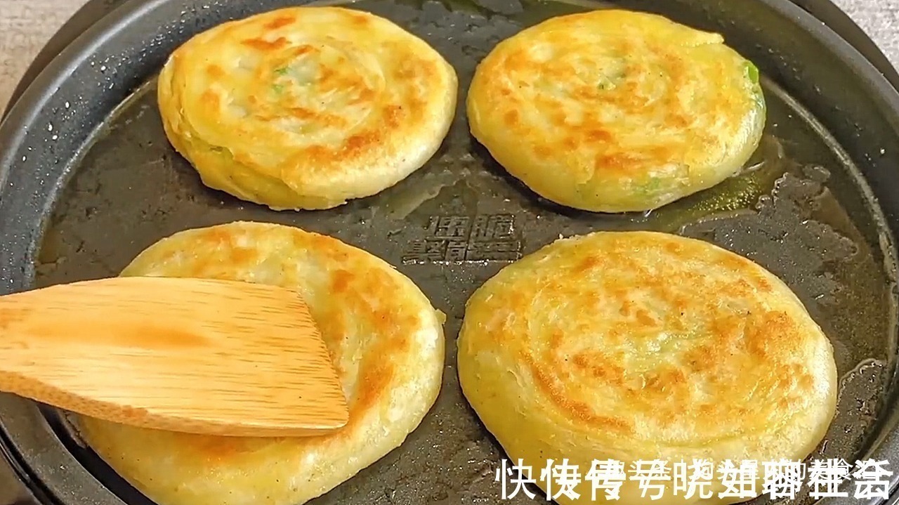 葱油饼家常做法，记住关键3点，做的饼外酥里软，比早餐店的好吃