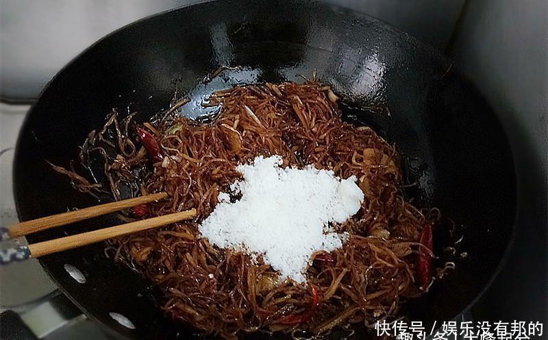 老北京酱咸菜丝,丝丝入味,夹空心小烧饼吃比肉还香